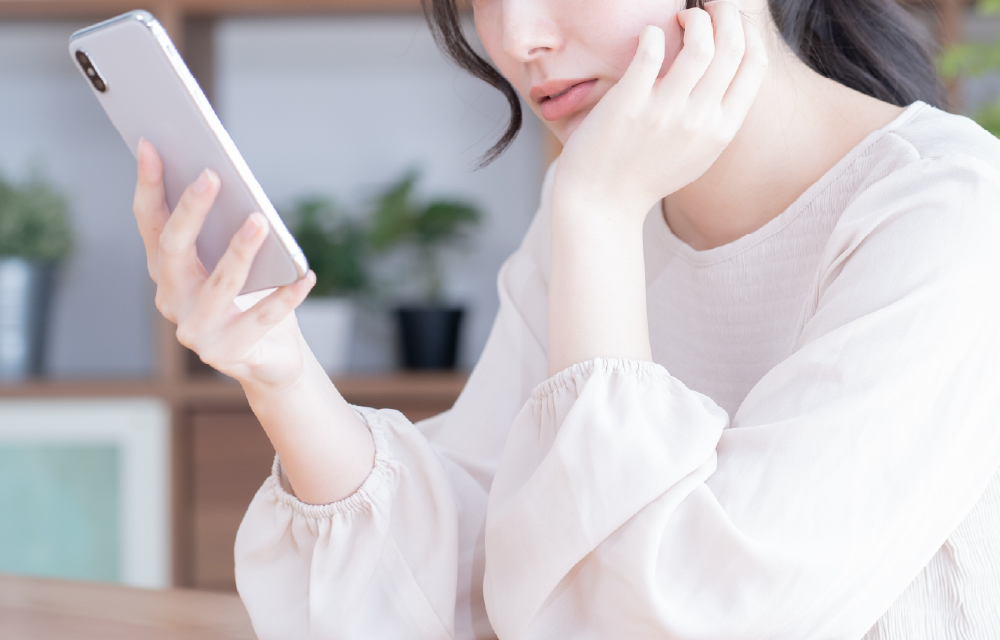 悩む女性