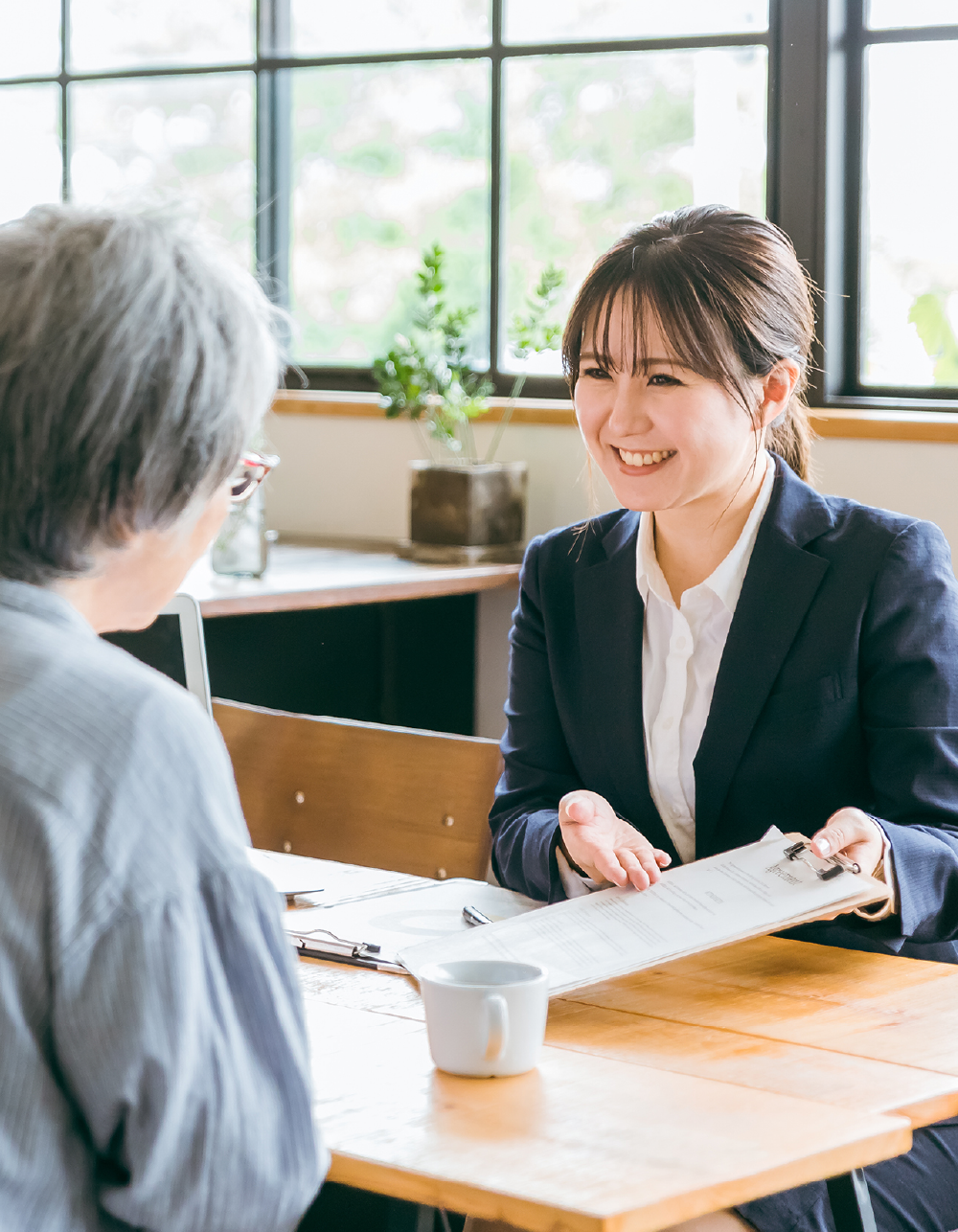 スーツの女性